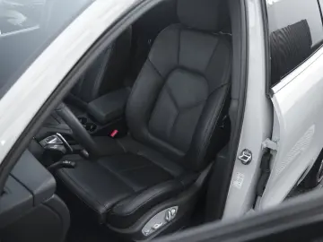 MACAN  LUFTFEDERUNG-PANO-STANDH.-BOSE-21SPYDER