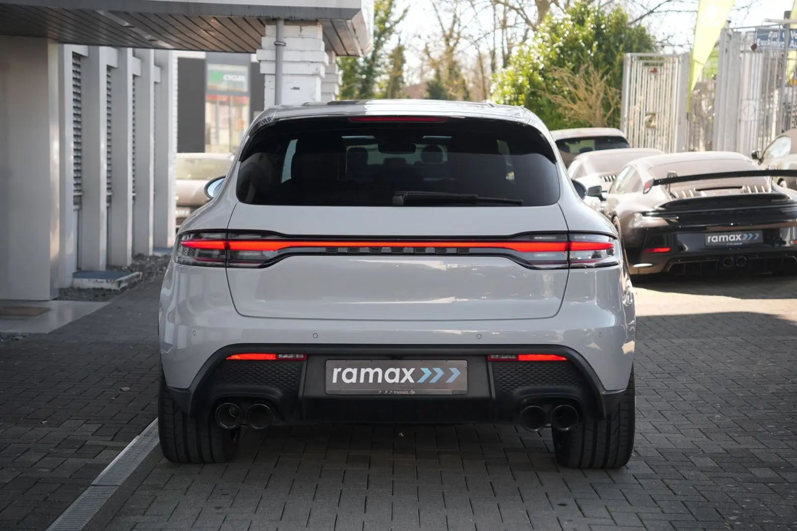 MACAN  LUFTFEDERUNG-PANO-STANDH.-BOSE-21SPYDER