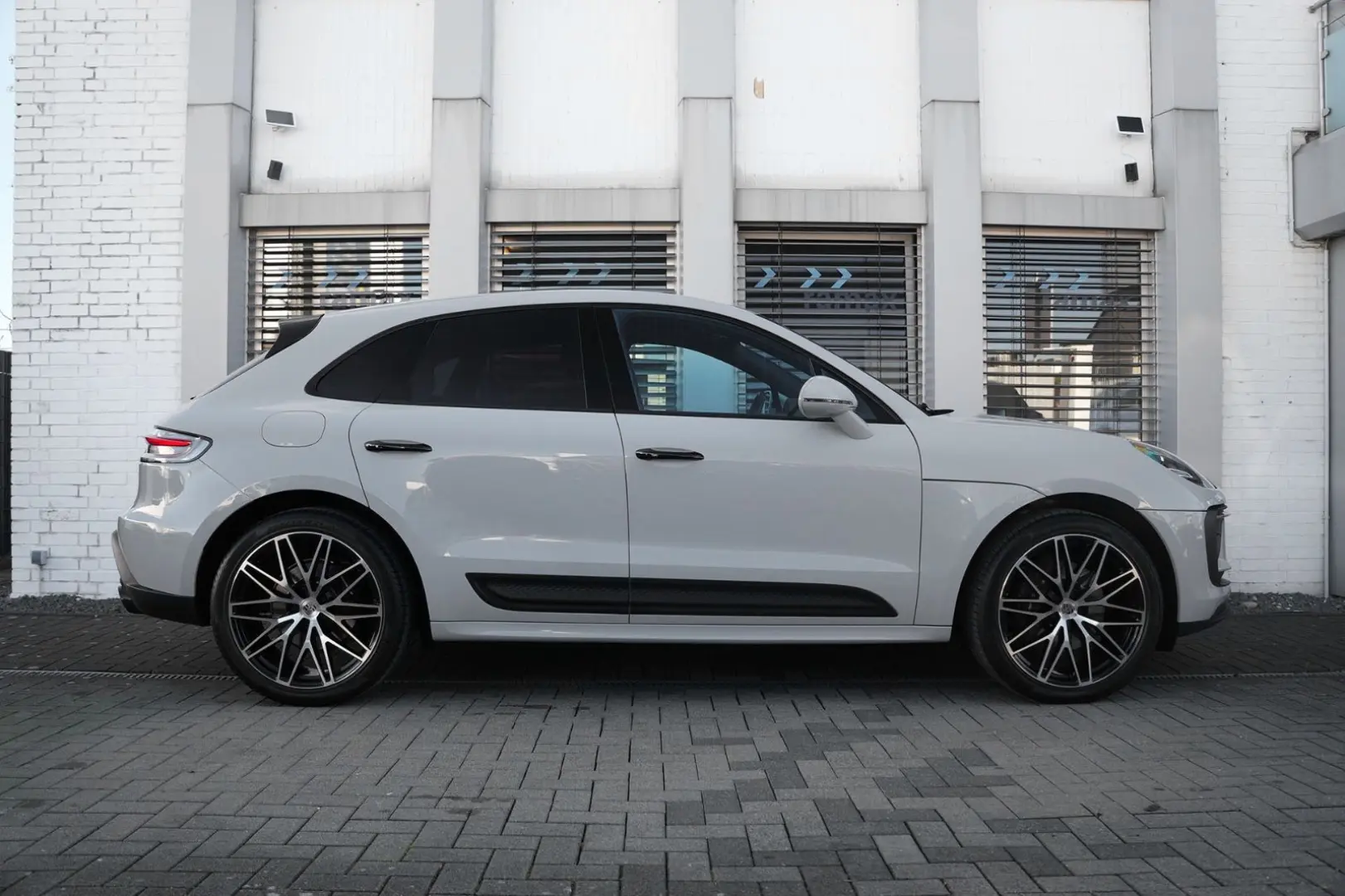 MACAN  LUFTFEDERUNG-PANO-STANDH.-BOSE-21SPYDER