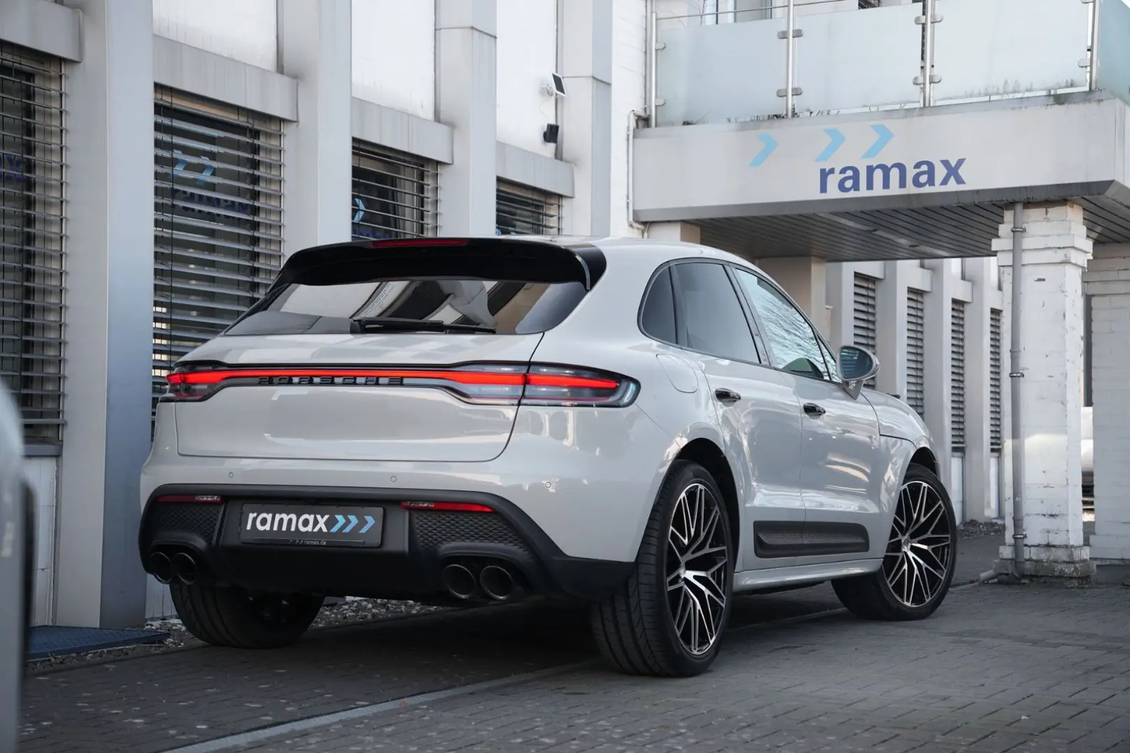 MACAN  LUFTFEDERUNG-PANO-STANDH.-BOSE-21SPYDER