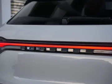 MACAN  LUFTFEDERUNG-PANO-STANDH.-BOSE-21SPYDER