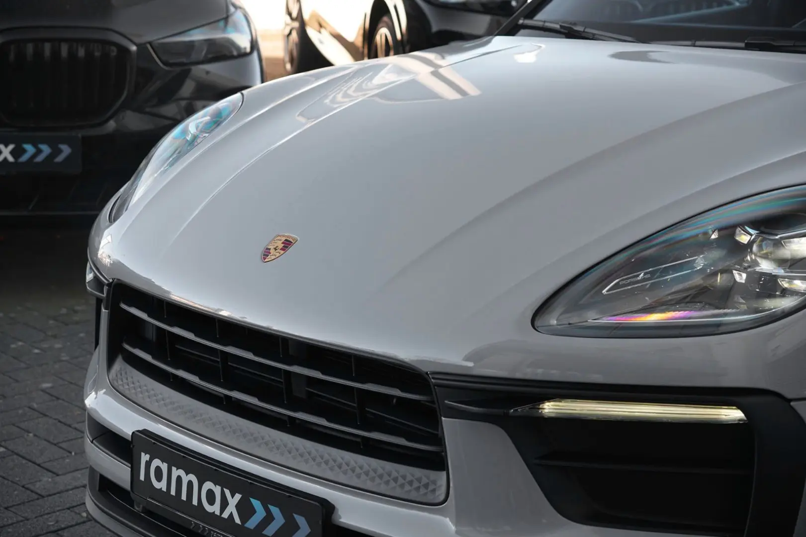 MACAN  LUFTFEDERUNG-PANO-STANDH.-BOSE-21SPYDER