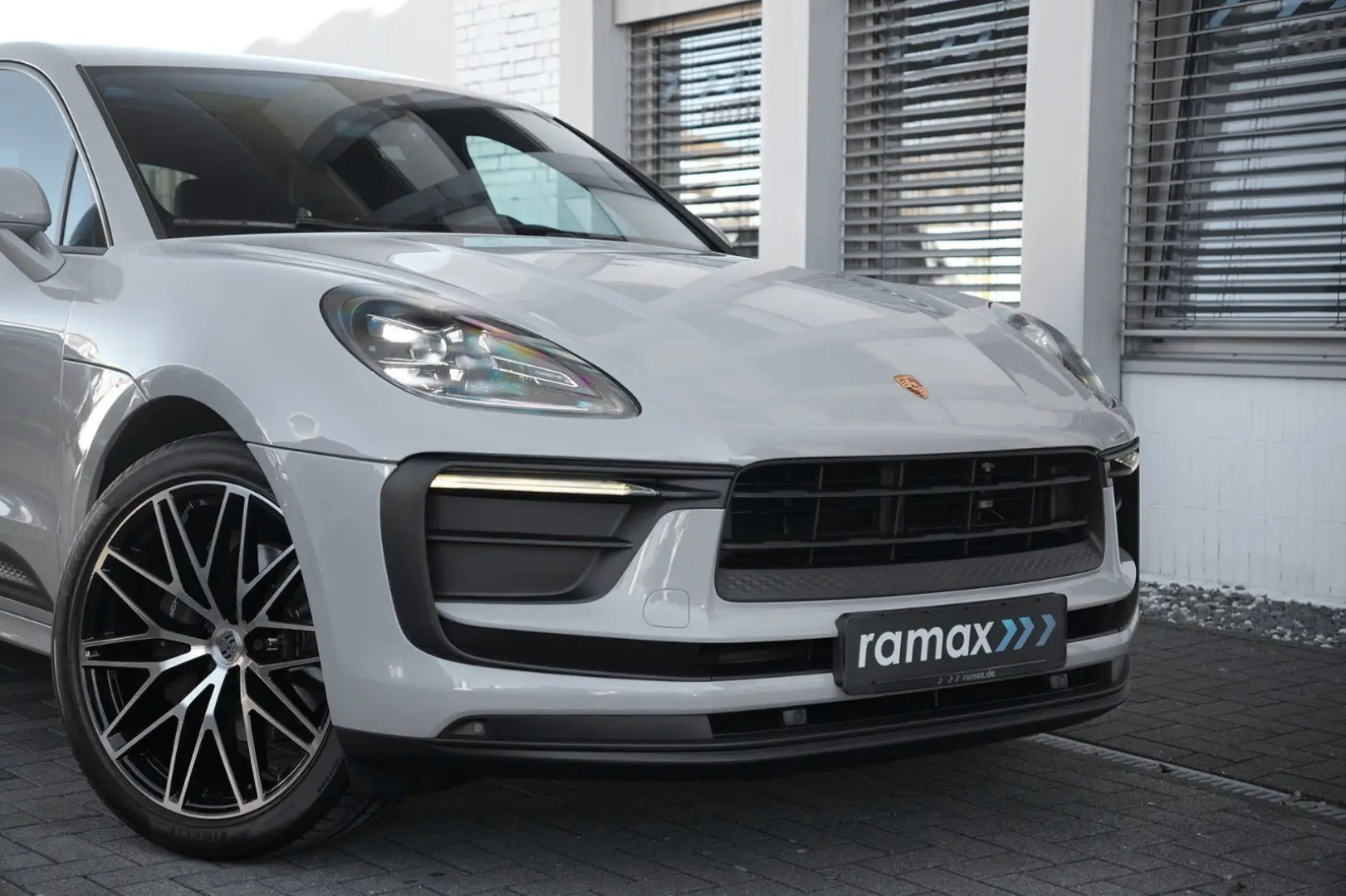 MACAN  LUFTFEDERUNG-PANO-STANDH.-BOSE-21SPYDER