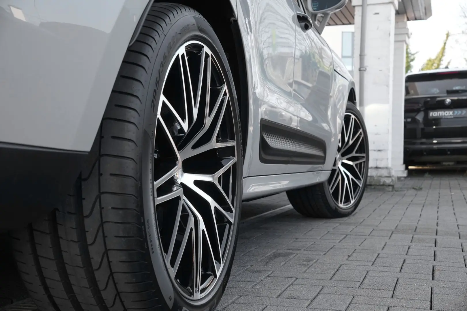 MACAN  LUFTFEDERUNG-PANO-STANDH.-BOSE-21SPYDER