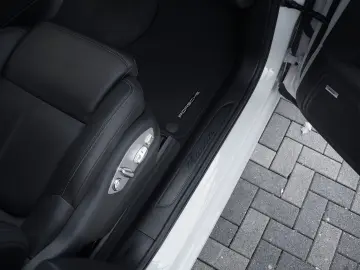 MACAN  LUFTFEDERUNG-PANO-STANDH.-BOSE-21SPYDER