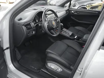 MACAN  LUFTFEDERUNG-PANO-STANDH.-BOSE-21SPYDER