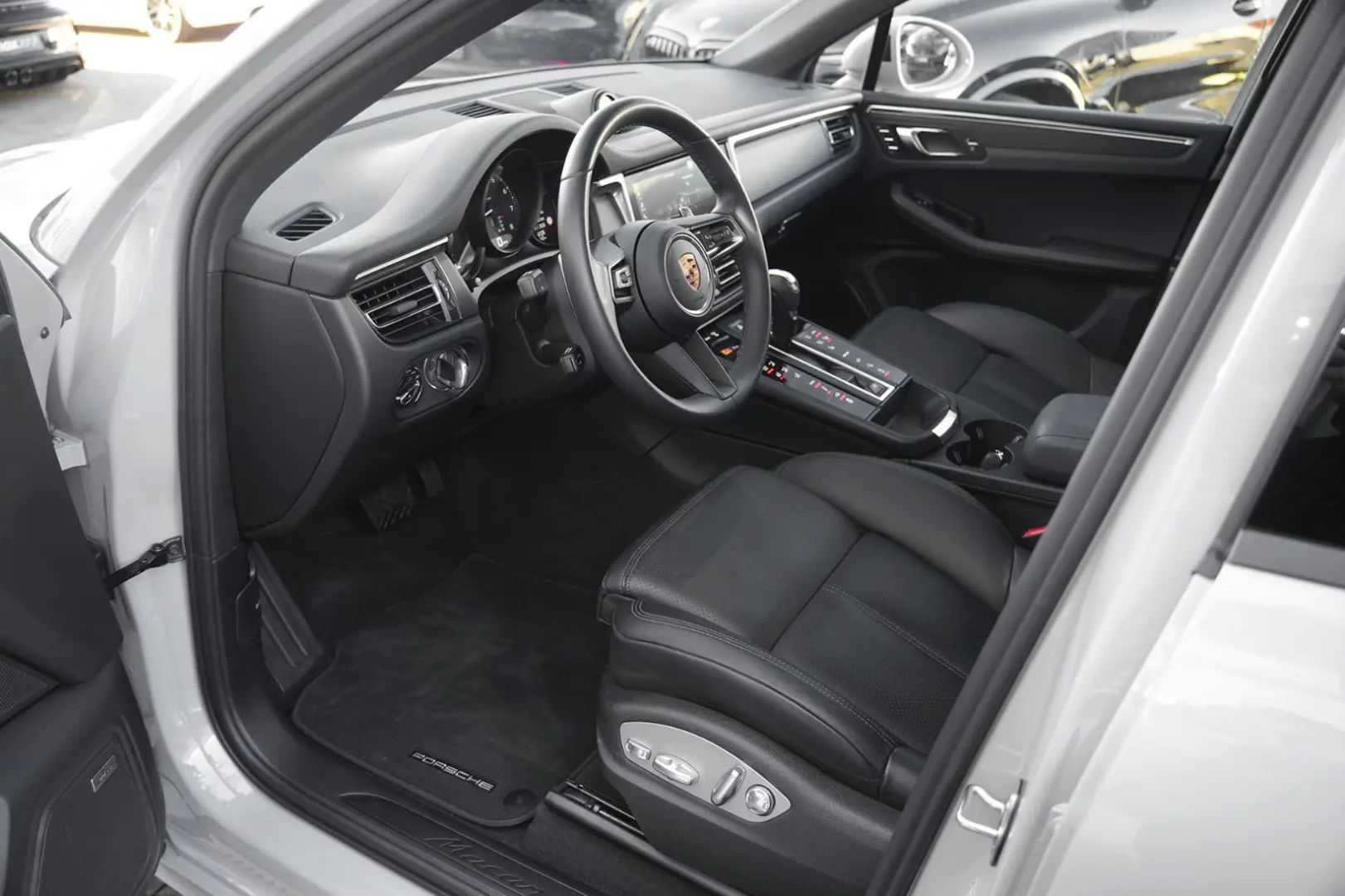 MACAN  LUFTFEDERUNG-PANO-STANDH.-BOSE-21SPYDER