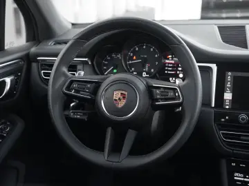 MACAN  LUFTFEDERUNG-PANO-STANDH.-BOSE-21SPYDER