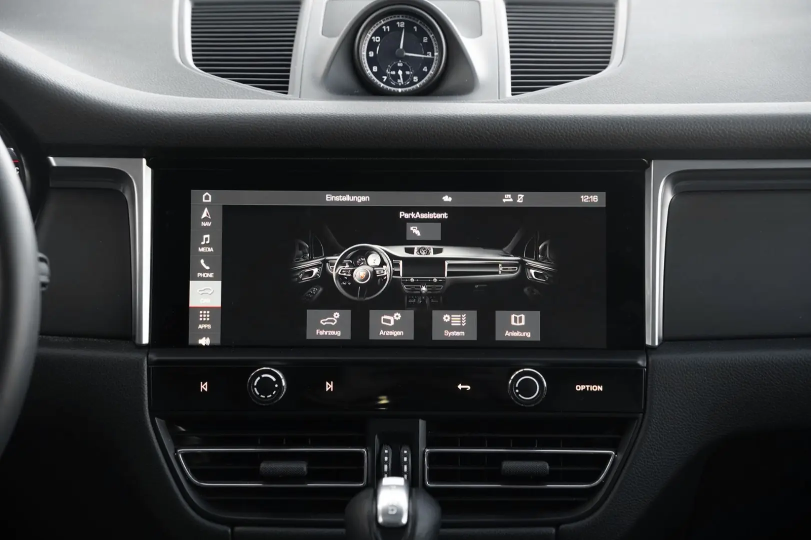 MACAN  LUFTFEDERUNG-PANO-STANDH.-BOSE-21SPYDER