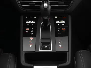 MACAN  LUFTFEDERUNG-PANO-STANDH.-BOSE-21SPYDER