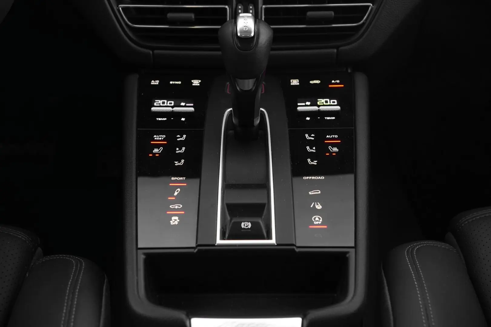MACAN  LUFTFEDERUNG-PANO-STANDH.-BOSE-21SPYDER