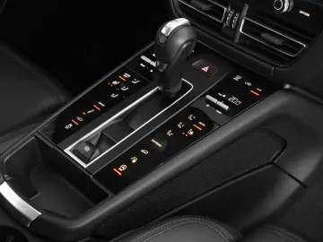 MACAN  LUFTFEDERUNG-PANO-STANDH.-BOSE-21SPYDER
