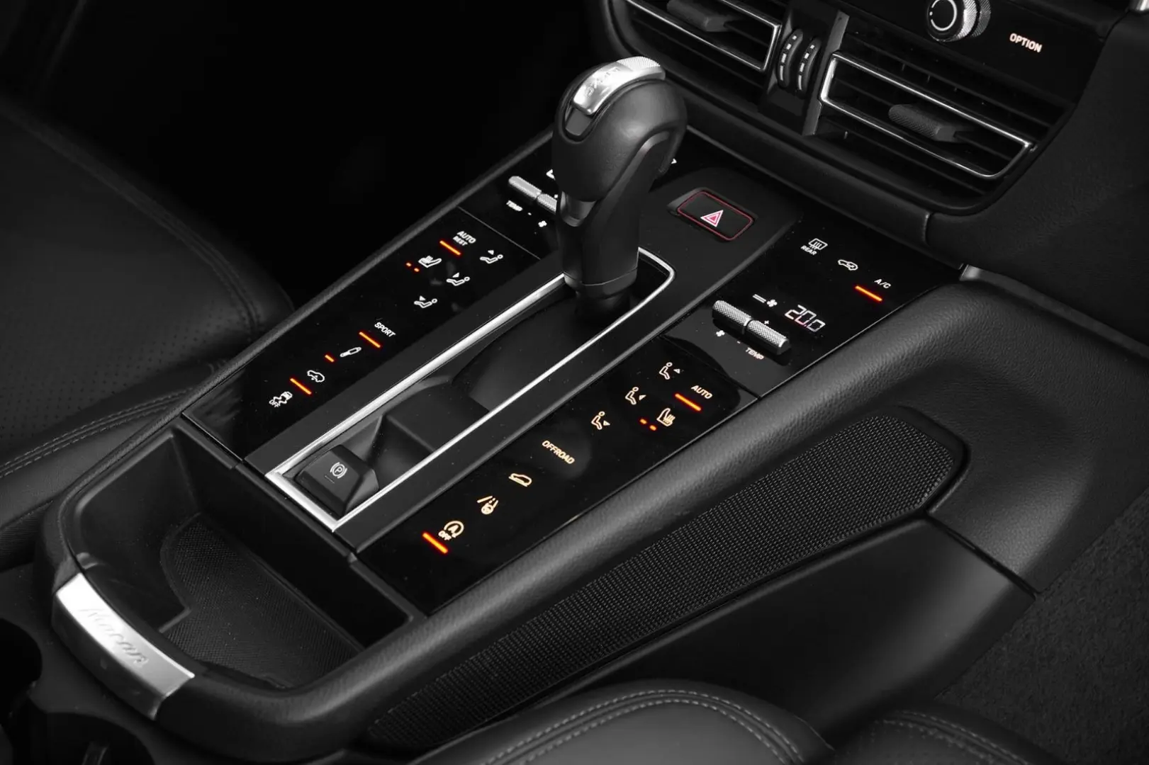 MACAN  LUFTFEDERUNG-PANO-STANDH.-BOSE-21SPYDER
