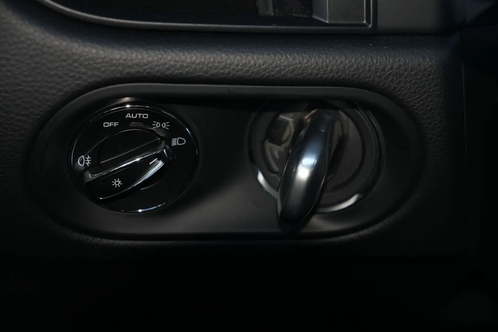 MACAN  LUFTFEDERUNG-PANO-STANDH.-BOSE-21SPYDER