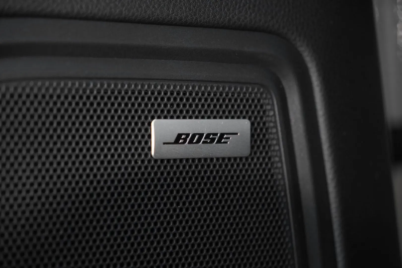 MACAN  LUFTFEDERUNG-PANO-STANDH.-BOSE-21SPYDER