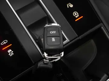 MACAN  LUFTFEDERUNG-PANO-STANDH.-BOSE-21SPYDER