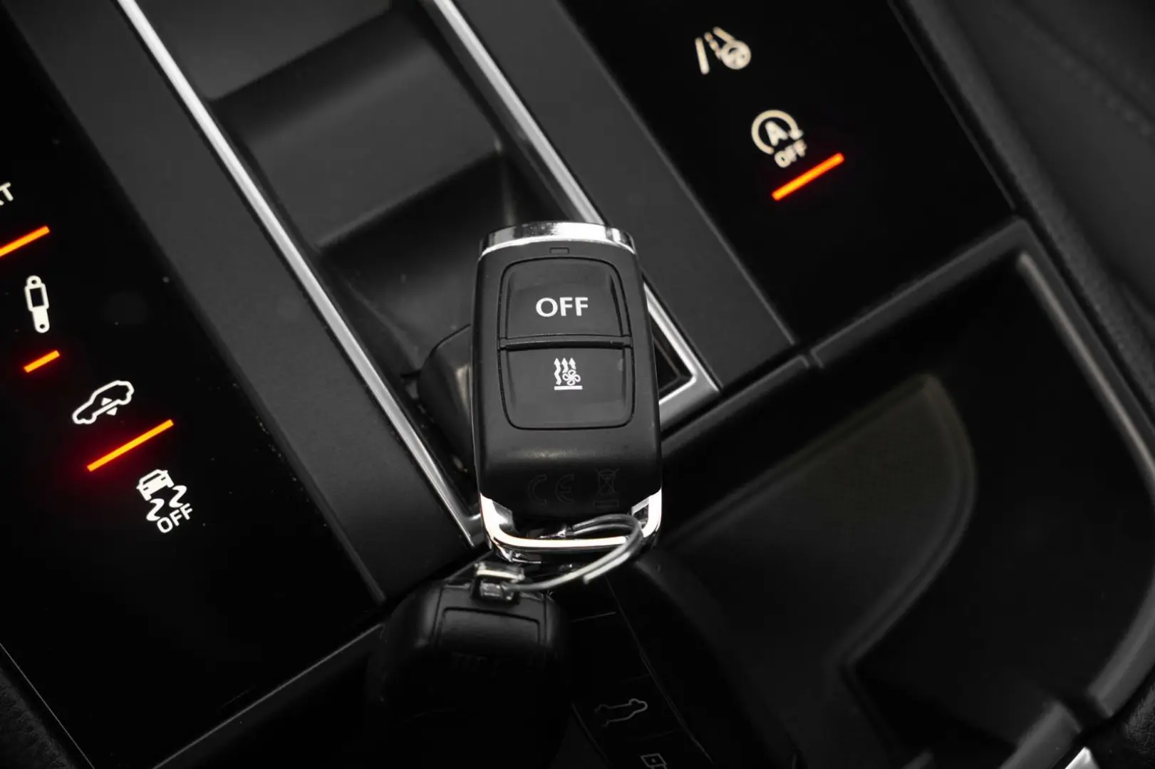 MACAN  LUFTFEDERUNG-PANO-STANDH.-BOSE-21SPYDER