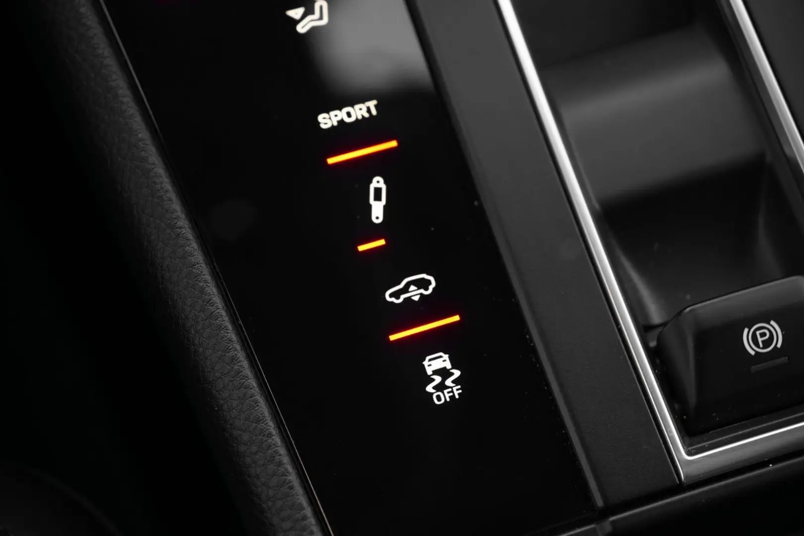 MACAN  LUFTFEDERUNG-PANO-STANDH.-BOSE-21SPYDER