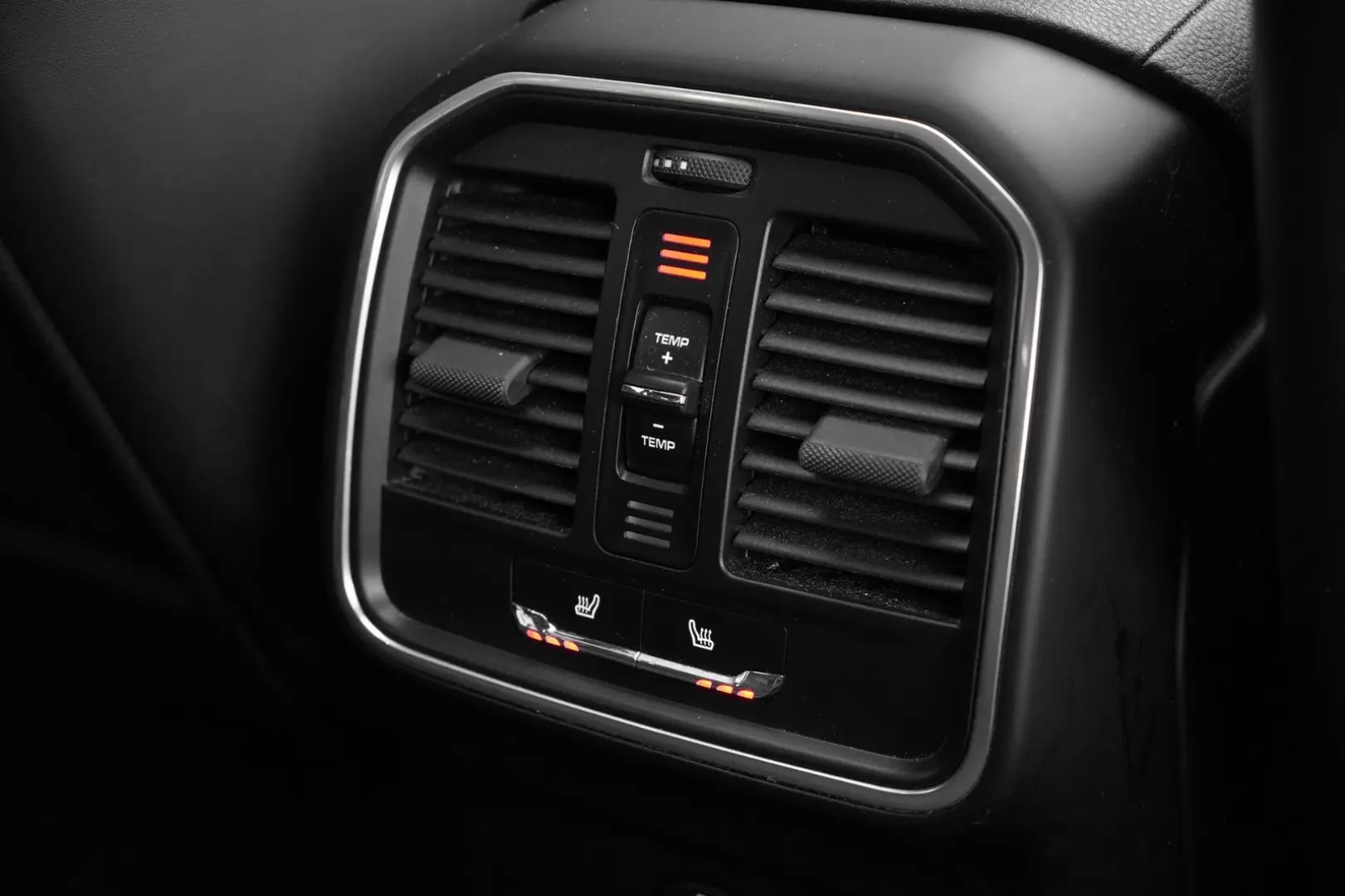 MACAN  LUFTFEDERUNG-PANO-STANDH.-BOSE-21SPYDER