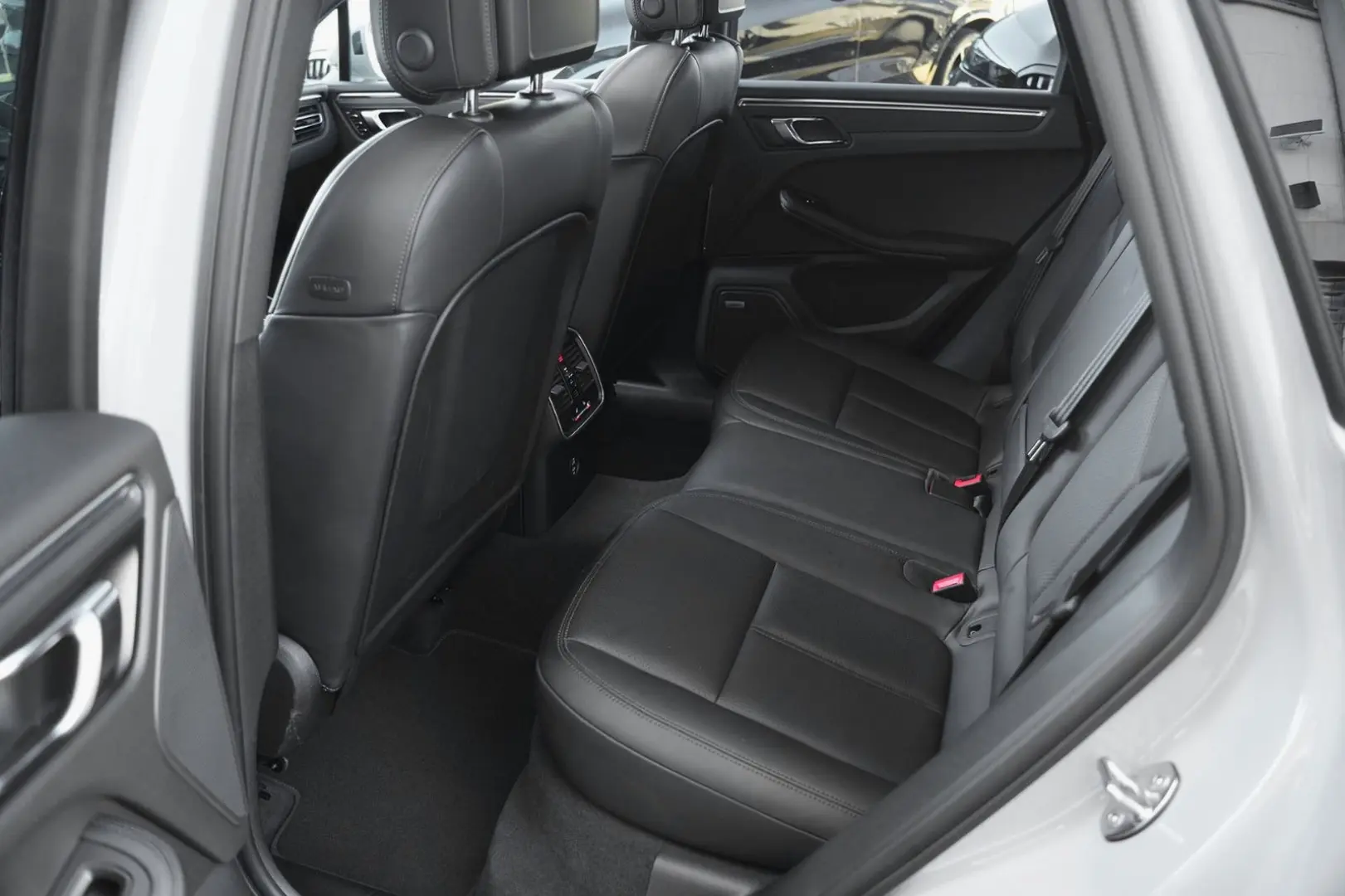 MACAN  LUFTFEDERUNG-PANO-STANDH.-BOSE-21SPYDER