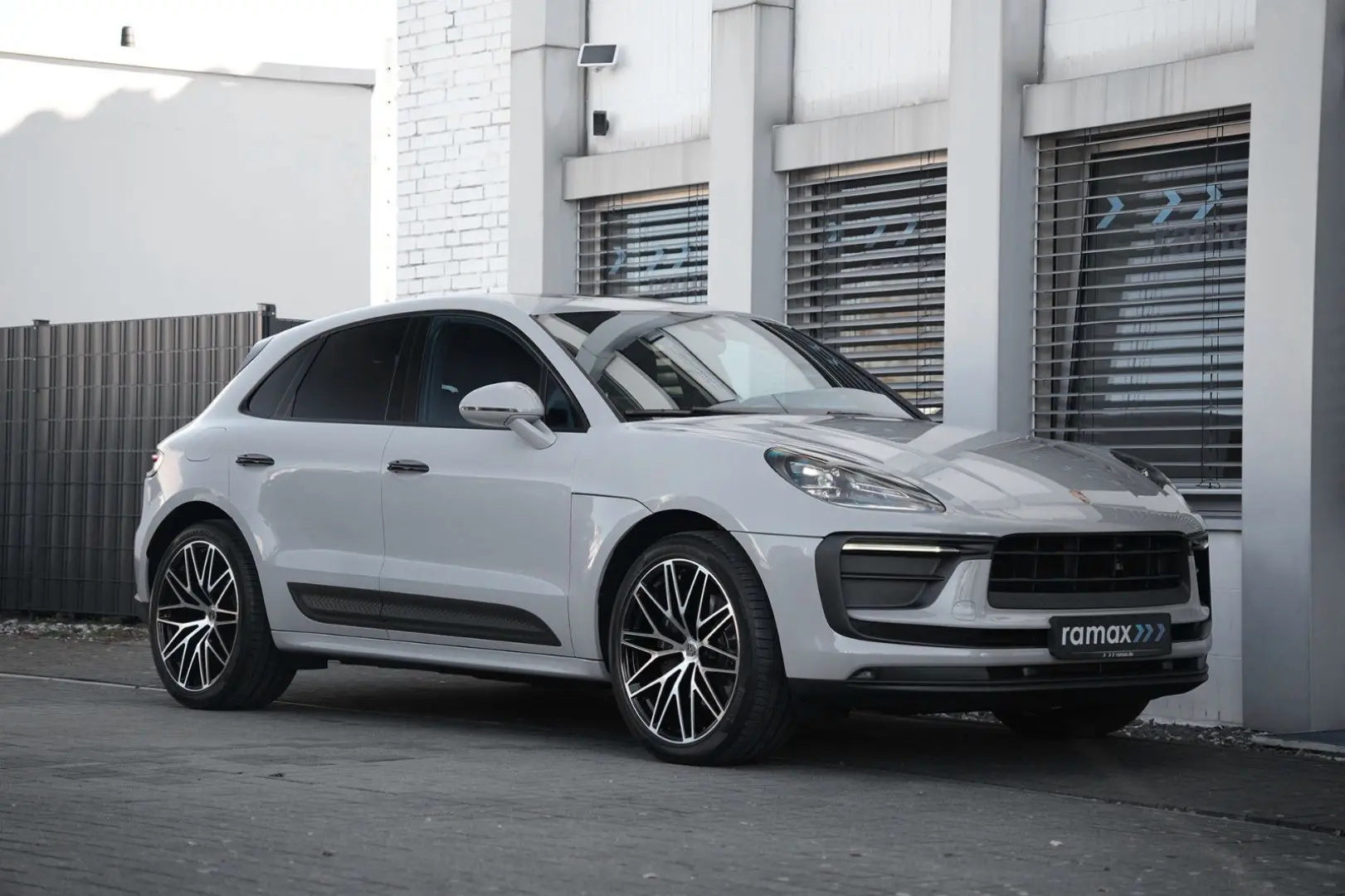 MACAN  LUFTFEDERUNG-PANO-STANDH.-BOSE-21SPYDER