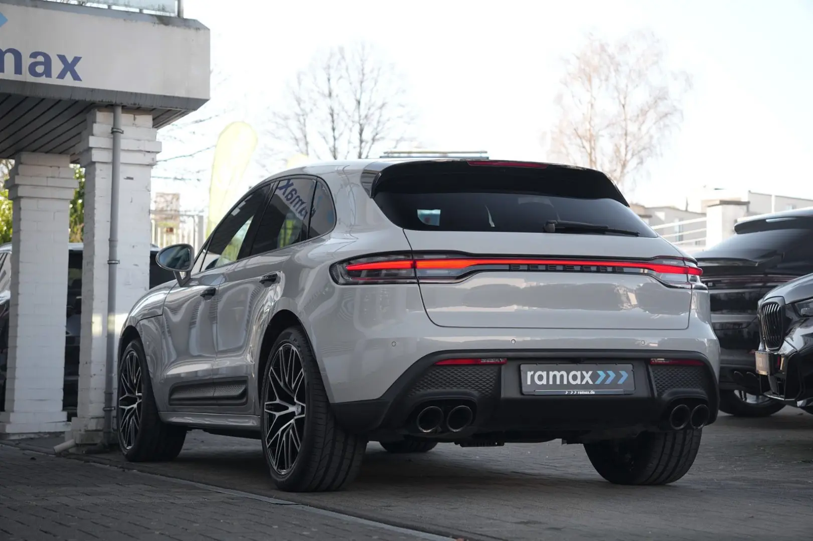 MACAN  LUFTFEDERUNG-PANO-STANDH.-BOSE-21SPYDER