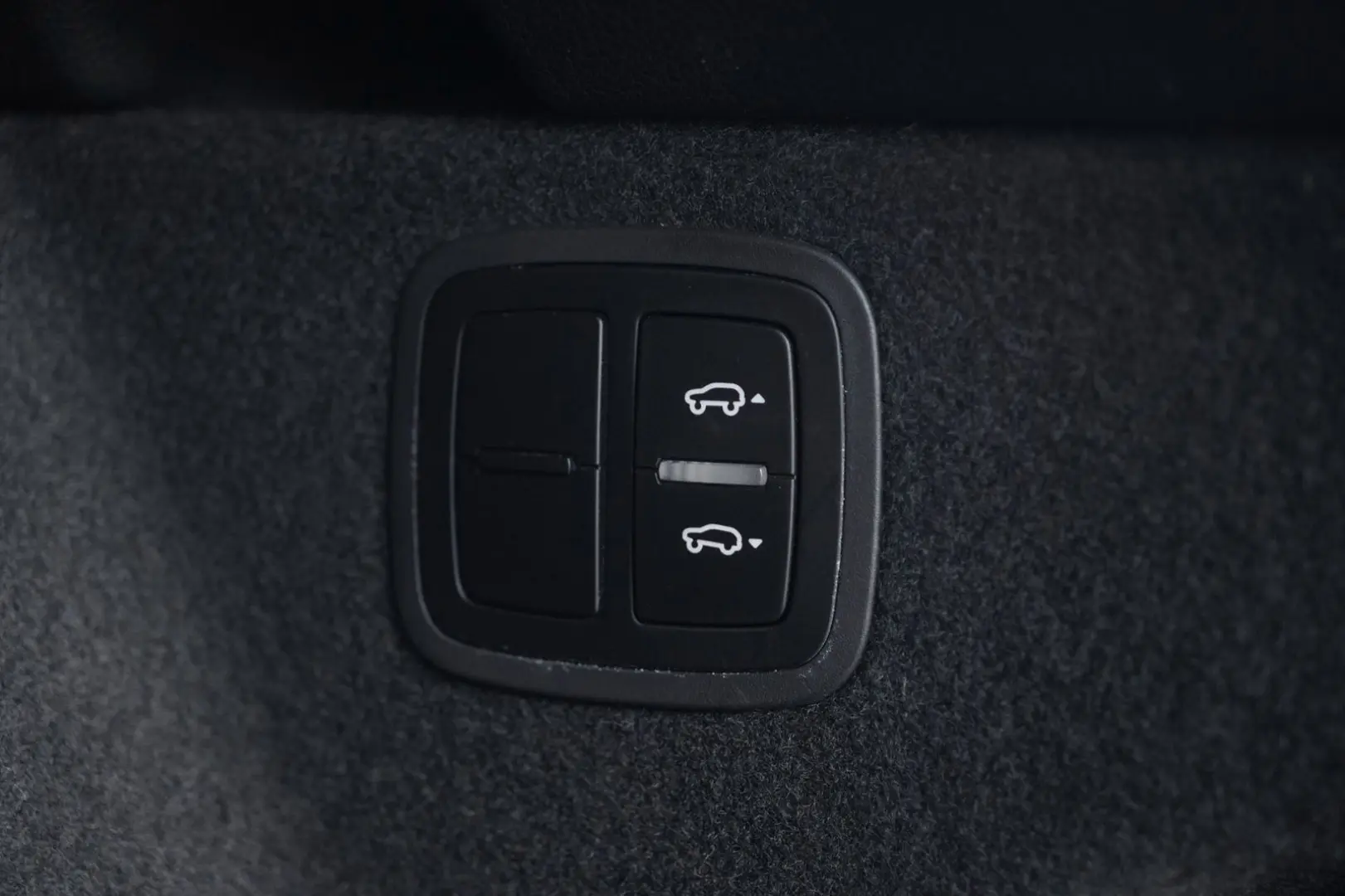 MACAN  LUFTFEDERUNG-PANO-STANDH.-BOSE-21SPYDER
