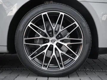 MACAN  LUFTFEDERUNG-PANO-STANDH.-BOSE-21SPYDER