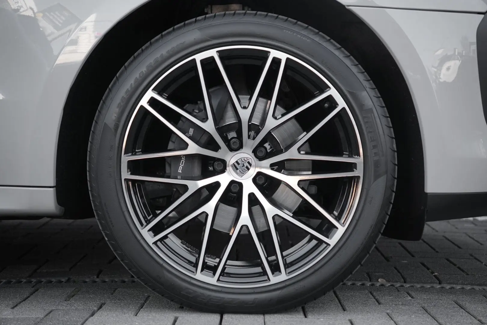 MACAN  LUFTFEDERUNG-PANO-STANDH.-BOSE-21SPYDER