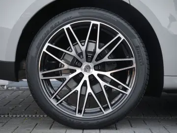 MACAN  LUFTFEDERUNG-PANO-STANDH.-BOSE-21SPYDER