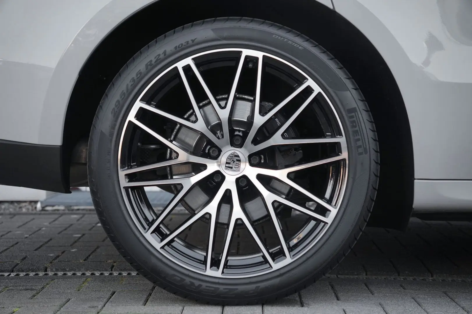 MACAN  LUFTFEDERUNG-PANO-STANDH.-BOSE-21SPYDER