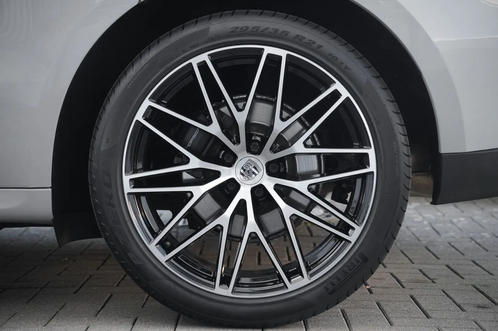 MACAN  LUFTFEDERUNG-PANO-STANDH.-BOSE-21SPYDER