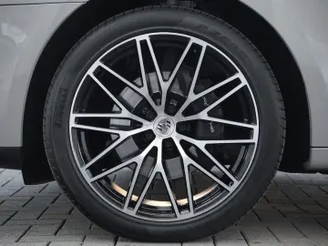 MACAN  LUFTFEDERUNG-PANO-STANDH.-BOSE-21SPYDER