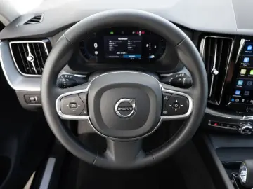 XC60 B4 Momentum Pro AWD SHZ NAVI AHK FACEL. LED