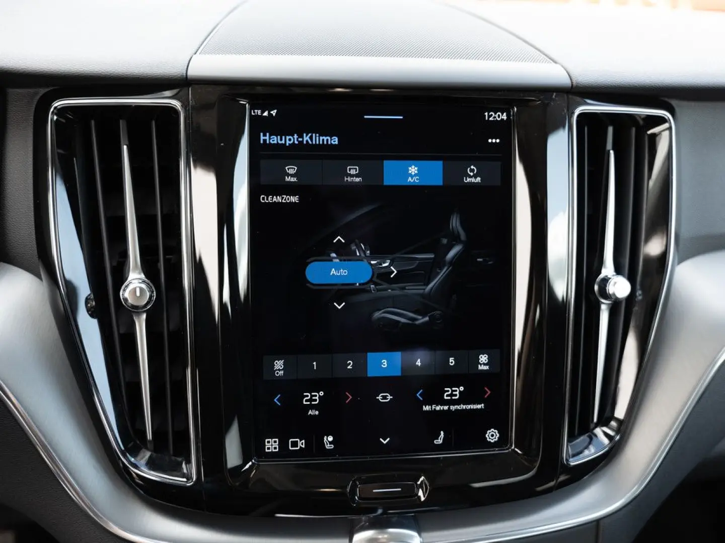 XC60 B4 Momentum Pro AWD SHZ NAVI AHK FACEL. LED