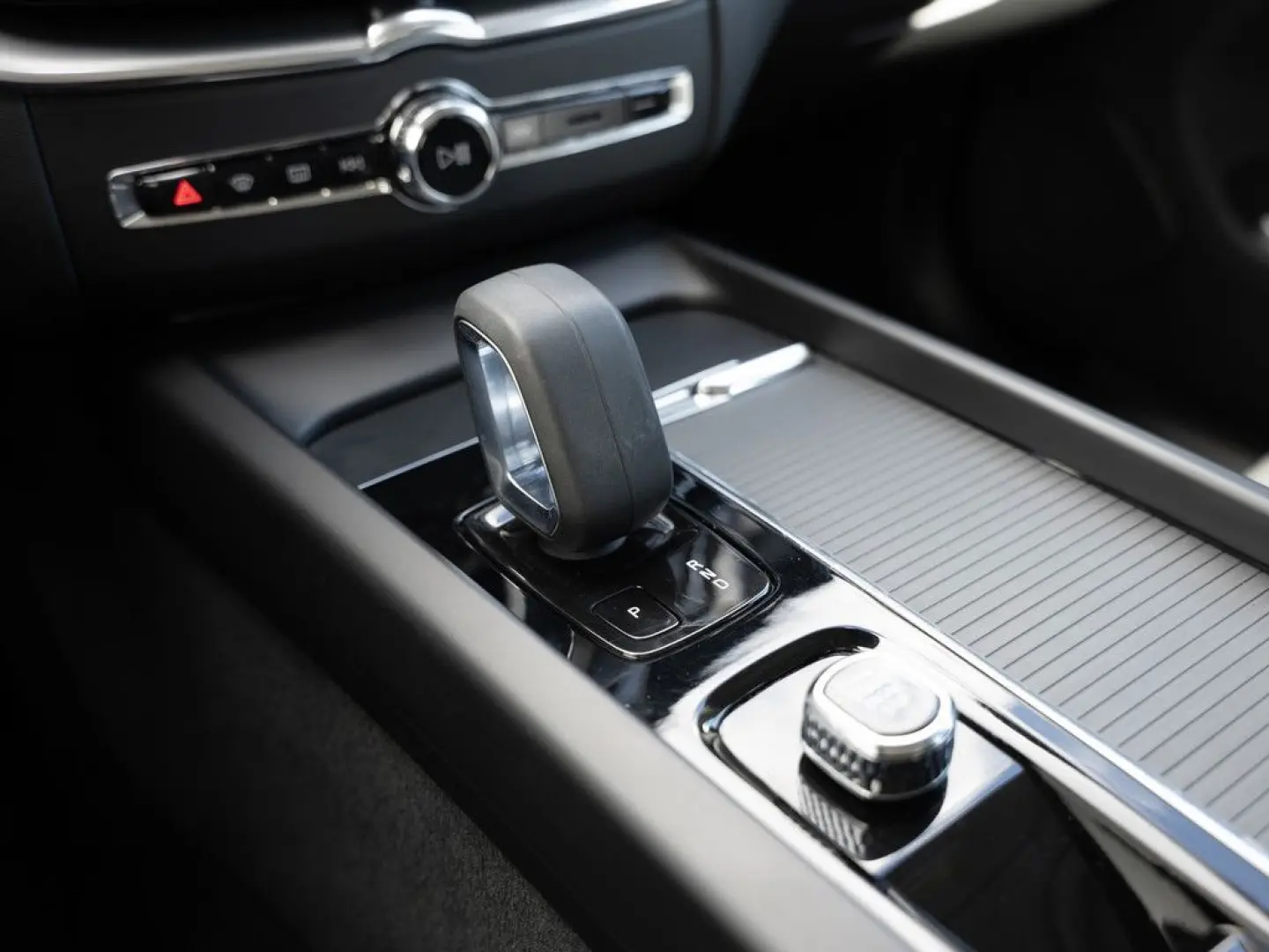 XC60 B4 Momentum Pro AWD SHZ NAVI AHK FACEL. LED