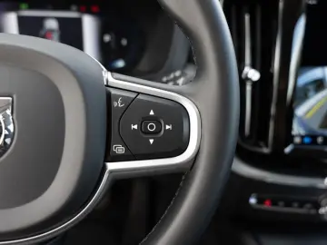 XC60 B4 Momentum Pro AWD SHZ NAVI AHK FACEL. LED