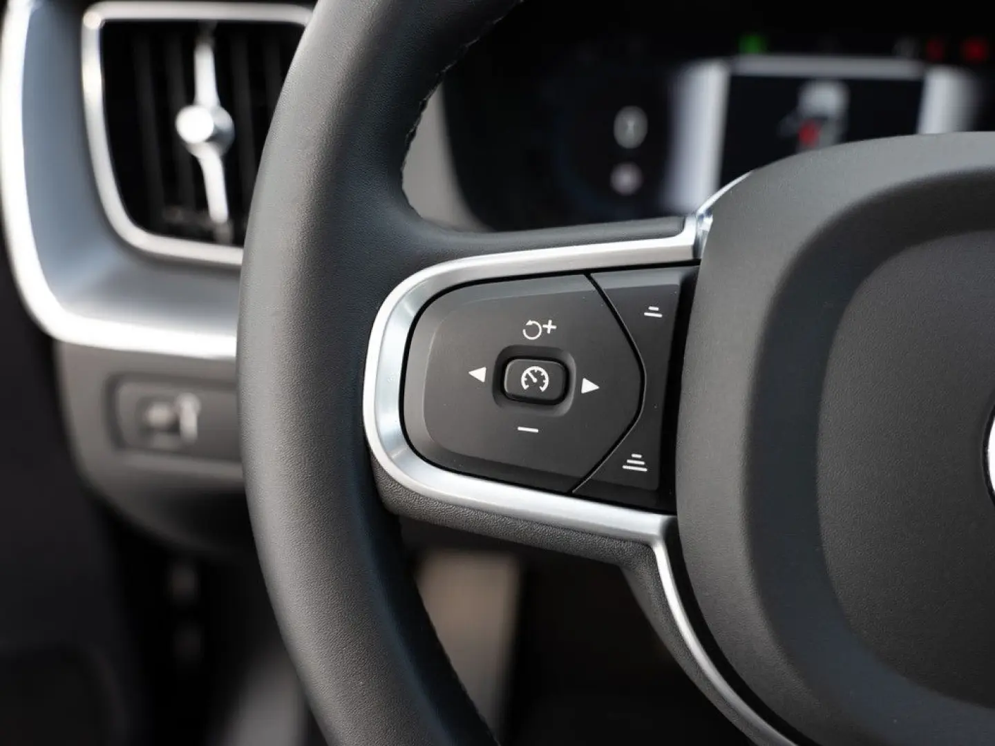 XC60 B4 Momentum Pro AWD SHZ NAVI AHK FACEL. LED