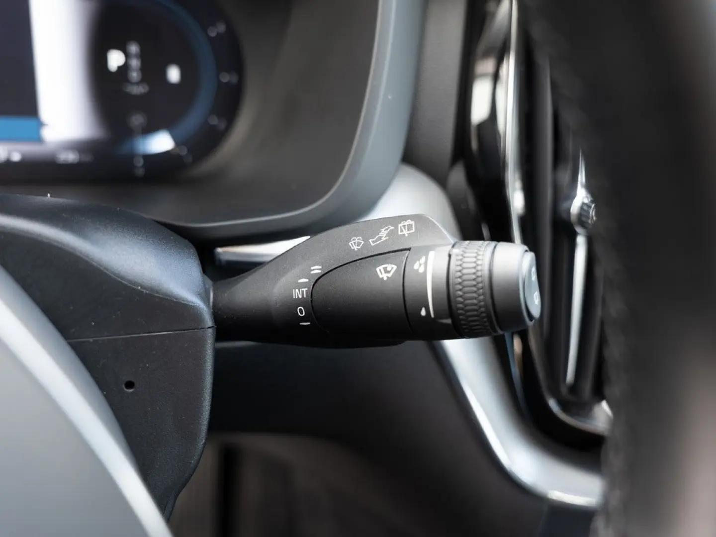 XC60 B4 Momentum Pro AWD SHZ NAVI AHK FACEL. LED