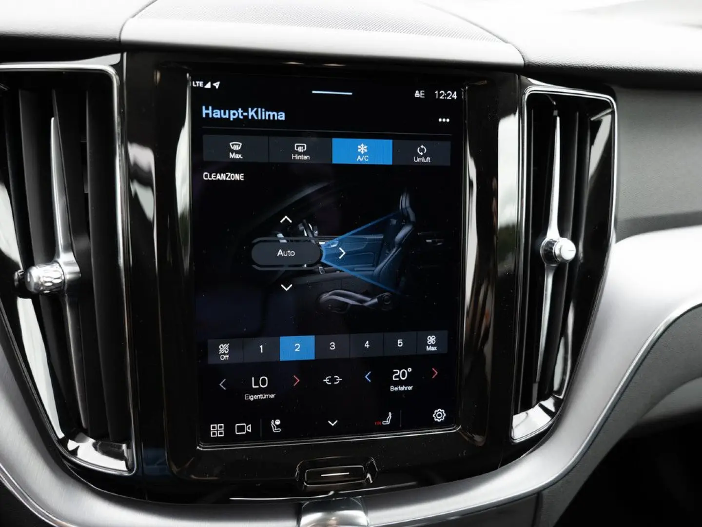 XC60 B4 D AWD Core aus 1.Hand SHZ AHK FACEL. LED