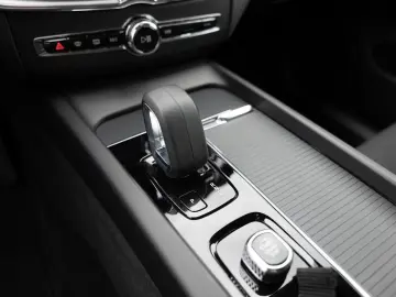 XC60 B4 D AWD Core aus 1.Hand SHZ AHK FACEL. LED