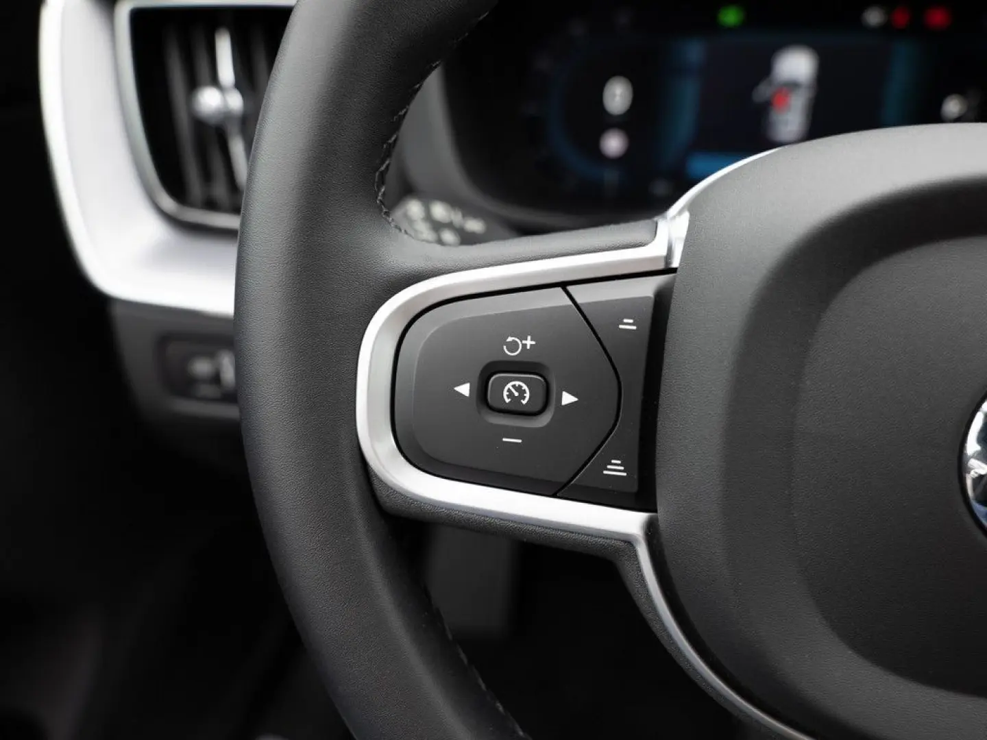 XC60 B4 D AWD Core aus 1.Hand SHZ AHK FACEL. LED
