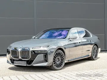 740d Limousine  Der Maßstab der Oberklasse HUD