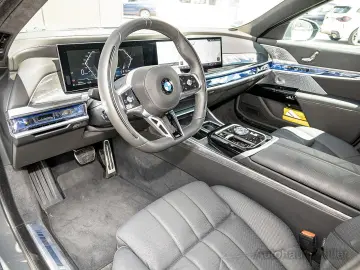 740d Limousine: Der Maßstab der Oberklasse HUD
