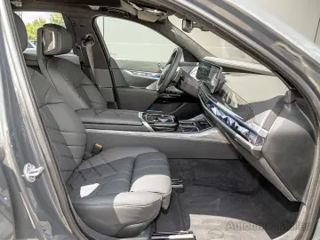 740d Limousine: Der Maßstab der Oberklasse HUD