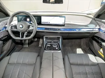 740d Limousine: Der Maßstab der Oberklasse HUD