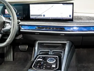 740d Limousine: Der Maßstab der Oberklasse HUD