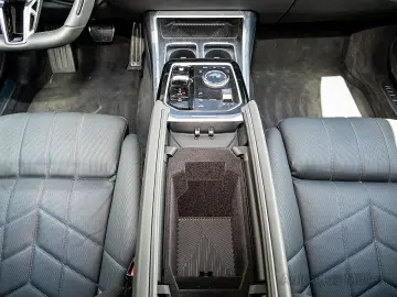740d Limousine: Der Maßstab der Oberklasse HUD