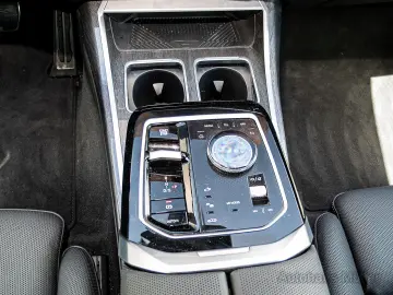 740d Limousine: Der Maßstab der Oberklasse HUD