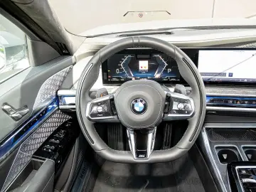 740d Limousine: Der Maßstab der Oberklasse HUD